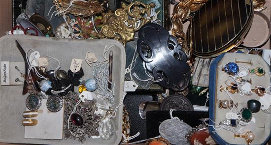 A quantity of mixed costume jewellery.